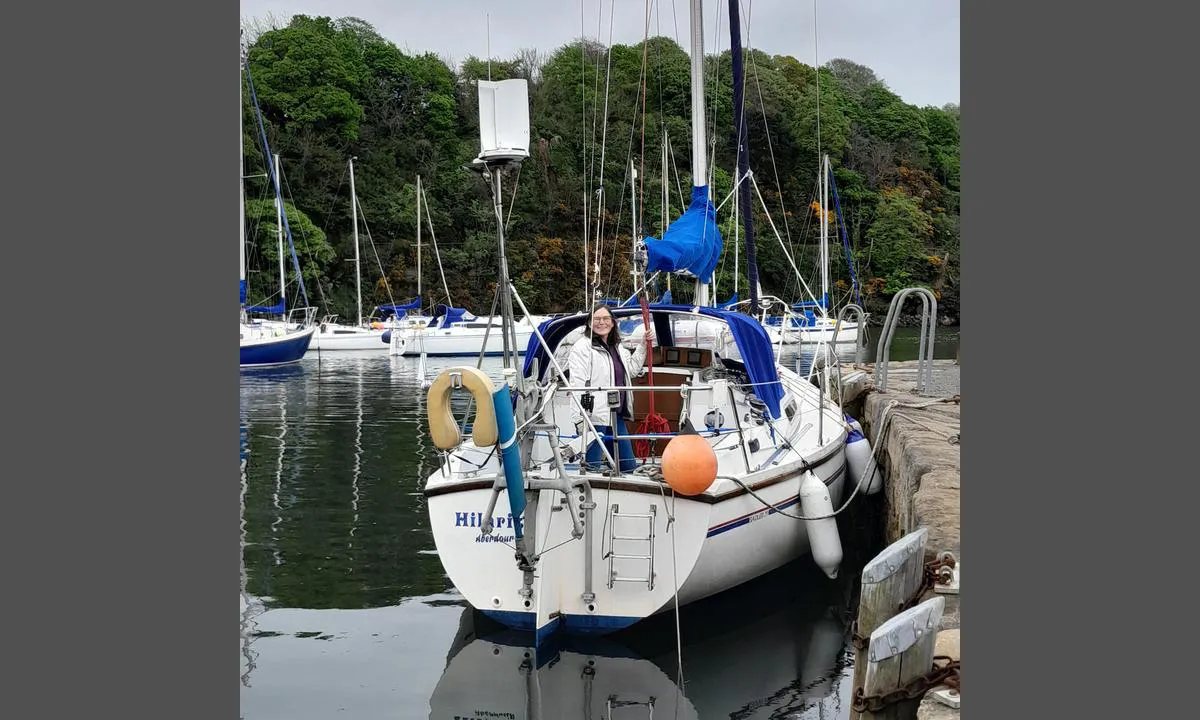 Aberdour Harbour: {"base": "en", "no": "Fort\u00f8yning er langsides, tilgang for 1,5m dypg\u00e5ende er HW +/- 3 timer. Havnen t\u00f8rker til bl\u00f8t leire", "se": "F\u00f6rt\u00f6jning \u00e4r l\u00e4ngs kaj, \u00e5tkomst f\u00f6r 1,5m djupg\u00e5ende \u00e4r HW +/- 3 timmar. Hamnen torkar till mjuk lera", "en": "Mooring is alongside, access for 1.5m draught is HW +/- 3 hrs. Harbour dries to soft mud", "da": "Fort\u00f8jning er langskibs, adgang for 1,5 m dybgang er HW +/- 3 timer. Havnen t\u00f8rrer op til bl\u00f8d mudderbund"}