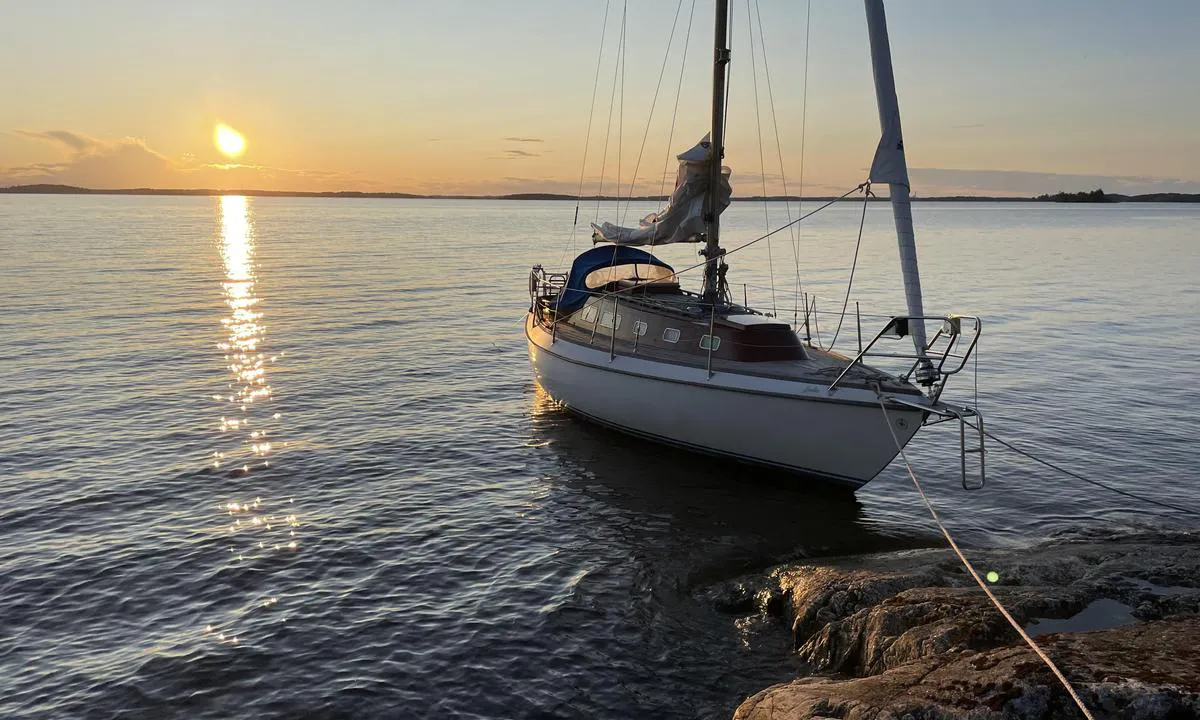 Alholmen: {"base": "se", "no": "Vakker solnedgang men utsatt for vestlig vind", "se": "Vacker solnedg\u00e5ng men utsatt f\u00f6r v\u00e4stlig vind", "en": "Beautiful sunset but exposed to westerly wind", "da": "Smuk solnedgang men udsat for vestlig vind"}