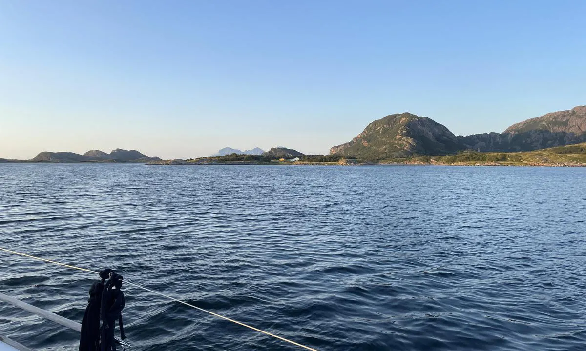 Grimsøya: {"base": "no", "no": "Utsikten mot \u00f8st-nord\u00f8st.", "se": "Utsikten mot \u00f6st-nordost.", "en": "The view towards east-northeast.", "da": "Udsigten mod \u00f8st-nord\u00f8st."}