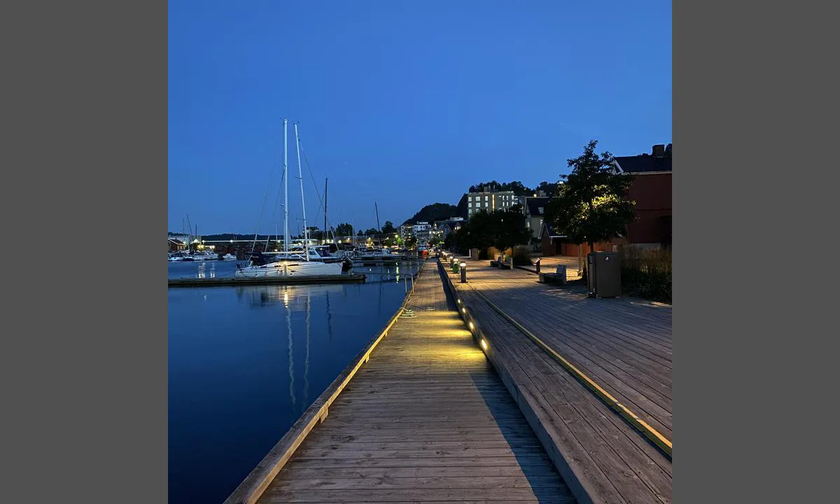 Holmestrand: Gjestehavn og havnepromenade. Strøm og vann tett i tett bortover, samt god avfallshåndtering. Dusj/toalett og vaskerom ved havnekontoret. Enkelt å manøvrere i havnen. Butikker og servering på alle kanter. Her var det fint å være gjest.