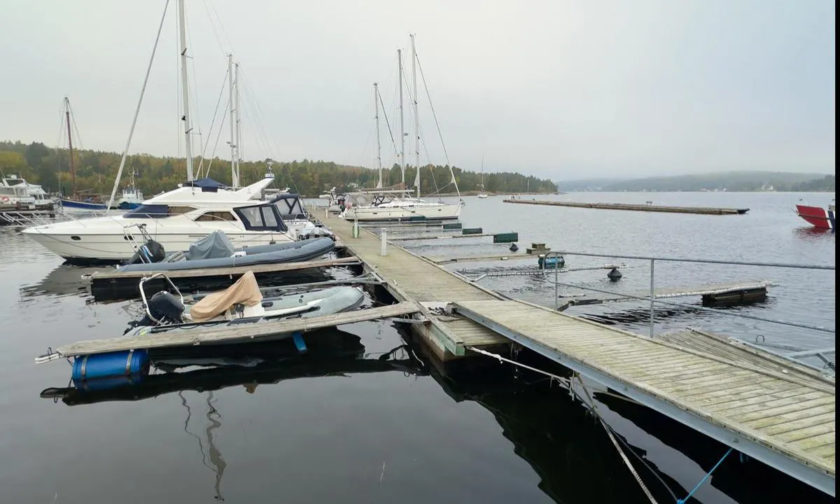 Mågerø Marina: Gjesteplassen ligger ytterst på bryggen. Det er 4 cjesteplasser i havnen