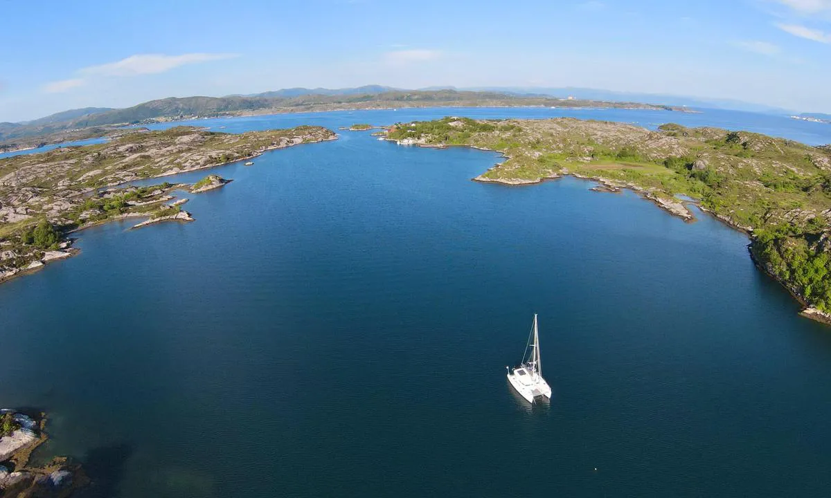 Vikingevågen: {"base": "en", "no": "Romslig, god ankringsplass p\u00e5 ca. 8 meters dybde.", "se": "Rymligt, bra ankringsomr\u00e5de p\u00e5 cirka 8 meters djup.", "en": "Spacious, good anchoring ground about 8 meters deep.", "da": "Rummeligt, godt ankeringsomr\u00e5de omkring 8 meter dybt."}